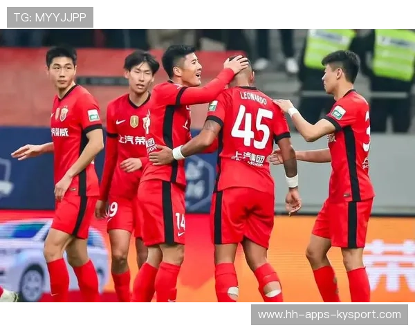 激动人心的瞬间：中场连续传导撕开防线，最终推射得手！